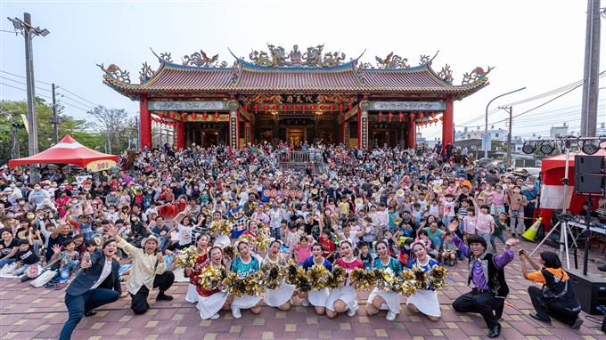 廟前圍地看戲 紙風車屏東團的現代落地掃