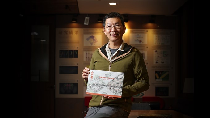 不忍百年刊物畫上句點　吳雲天為小小多山的國家平添驚歎號