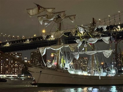 影／墨西哥海軍訓練艦撞紐約布魯克林大橋 桅杆全斷19人傷