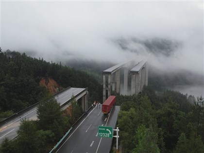 影片／貴州遇百年大洪水 大橋垮塌、村超足球場泡水