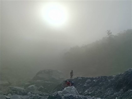 馬太鞍溪堰塞湖探勘全程無山徑 2隊伍徒手攀爬忍受粉塵「開路」