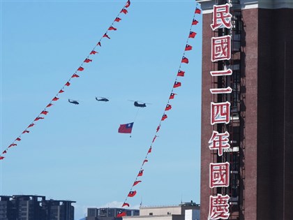 彰化大村國小領唱國歌 巨幅國旗飛越府前慶雙十【圖輯】