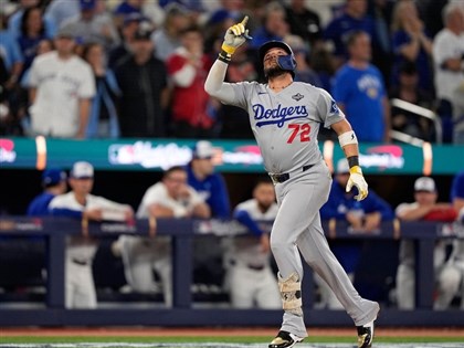 道奇羅哈斯9局追平轟　世界大賽第7戰關鍵時刻扳平藍鳥[影]