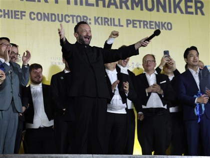 柏林愛樂戶外轉播　首席指揮感謝台灣樂迷冒雨聆聽