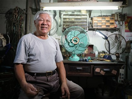 7旬匠人維修技藝精湛　老電扇轉動吹送懷舊涼意