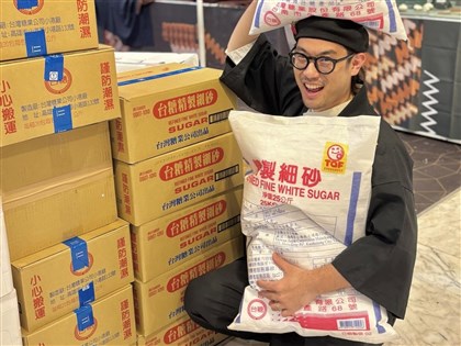 日蘋果糖老闆掃購砂糖爆紅　台糖手工製砂糖抱枕回禮