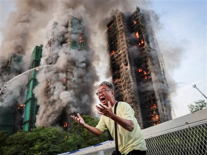 路透社拍宏福苑外老翁哭喊「我太太在裡面」 成香港大火代表畫面