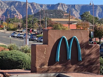 全球唯一藍色麥當勞 網紅打卡點離台積電美國廠不遠