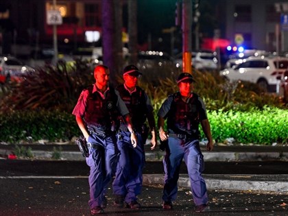 澳洲邦代海灘槍擊至少12死29傷　義勇男子徒手制伏槍手[影]