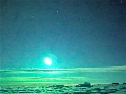南橫埡口即時影像　罕見捕捉火流星照亮雲海[影]