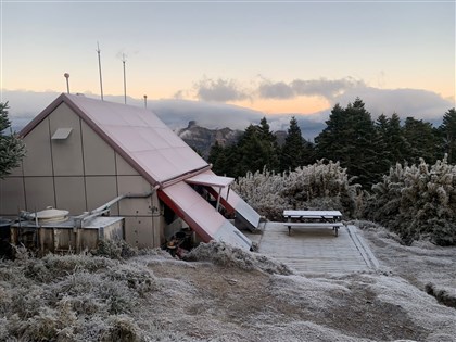大陸冷氣團發威　嘉明湖、雪山山區成銀白世界【圖輯】