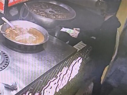 雙北連鎖麻油雞10分店湯底遭放不明粉末　警逮3嫌