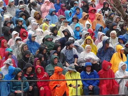 玫瑰花車20年首見雨中遊行　海外華人舉國旗挺台灣