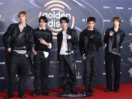 金唱片紅毯CORTIS打頭陣　Jennie紅禮服壓軸亮相【圖輯】