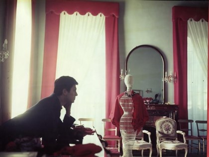 從王室到好萊塢　細數范倫鐵諾經典時尚代表作