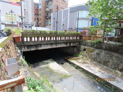 信義路八號橋柱引熱議 網友憶「台北以前超多河」