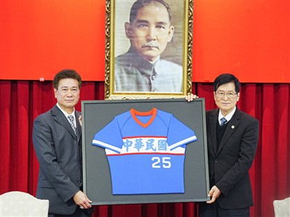 捐職棒生涯文物　陳義信：若無榮工處就沒有現在的我