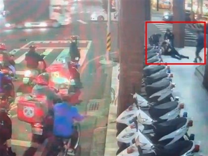 台南金華派出所前持刀攻擊案　2路人受傷、凶嫌當場遭逮