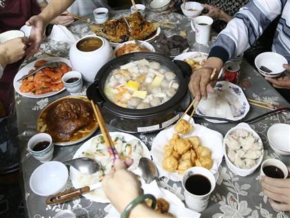 過年大魚大肉又作息亂　腸胃不適脹氣便秘找上門