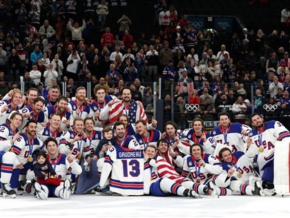 美國冰球冬奧奪金 球員舉已故隊友球衣與遺孤合照共享榮耀