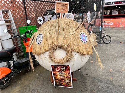 嘉義燈會河豚藝術裝置大獲好評 遊客插滿廢棄竹籤守護清潔員