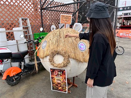 嘉義燈會河豚藝術裝置大獲好評　遊客插滿廢棄竹籤守護清潔員