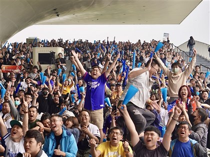 WBC經典賽開打全台戶外直播應援　球迷熱情加油吶喊【圖輯】