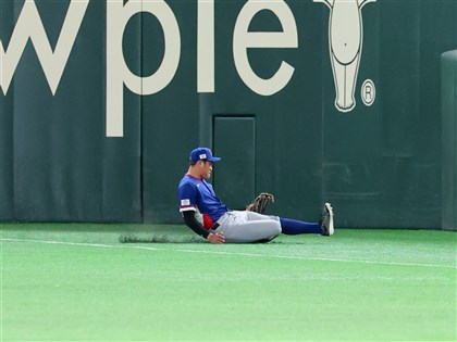 陳傑憲觸身球骨裂傷退　宋晟睿替補秀美技滑接全場歡呼