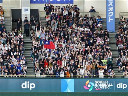 WBC經典賽網傳台灣球迷亂丟垃圾照　日媒走訪現場認定AI假圖
