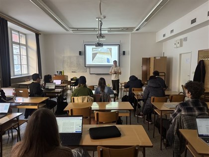 台灣議題走進捷克高等教育　從宗廟文化談到數位民主