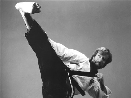 美國動作明星羅禮士逝世　「猛龍過江」與李小龍對打戲蔚為經典