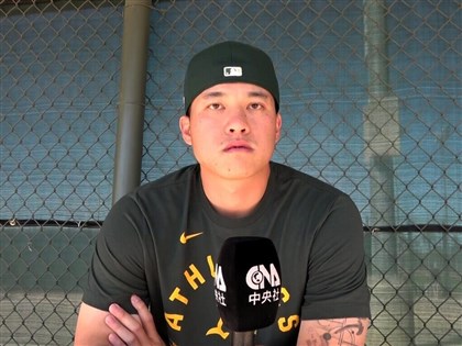 「畫家投手」莊陳仲敖以畫筆抒發情感　起點來自水電工父親熬夜作圖