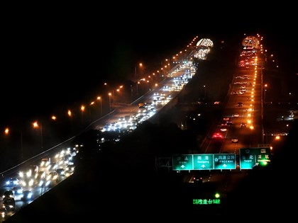 早安世界》清明連假第2天國道10處易塞　高乘載時間路段報你知