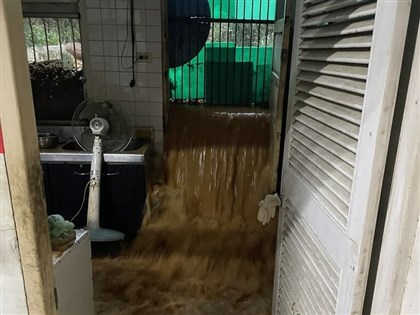 雷雨夜炸苗栗多處淹水　通霄山坡泥流灌進民宅