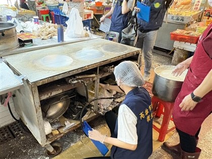 高雄春捲疑食物中毒增至134人　攤商涉妨礙調查罰36萬送法辦