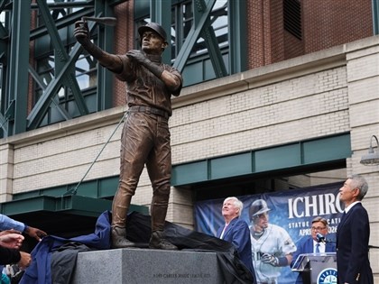 影片／銅像揭幕斷棒全場尷尬　鈴木一朗妙請李維拉救援化解