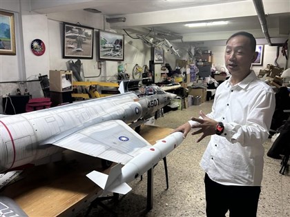 彰化眼鏡行藏「地下兵工廠」　老闆用木材保麗龍打造遙控戰機