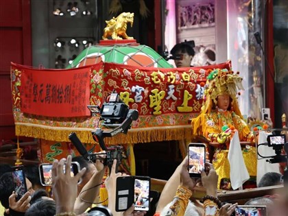 白沙屯媽祖進香返抵拱天宮　眾聲嗨喊「進喔」後安座
