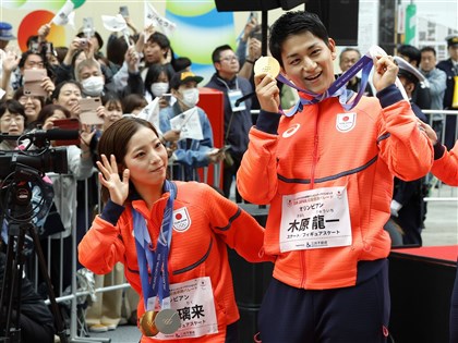 冬奧東京凱旋遊行吸引5萬人 「璃來龍」托舉全場沸騰