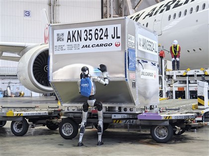 影片／羽田機場導入機器人裝卸貨物　盼減輕地勤人員負擔