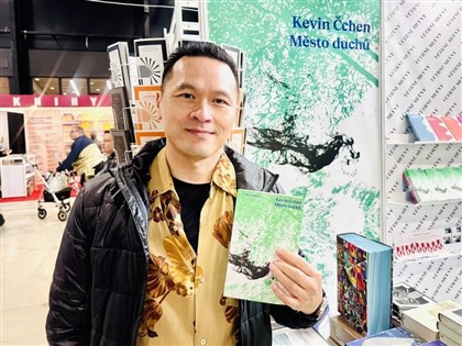 專訪／陳思宏駐村捷克寫新小說　走訪火葬場與法醫中心取材