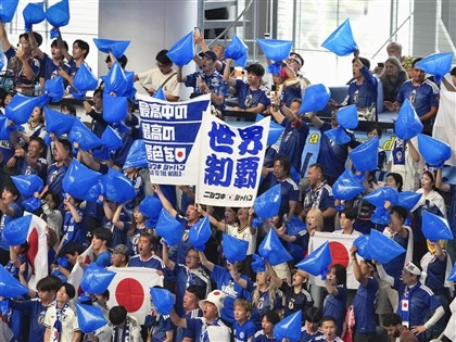 世足日本球迷傳承「藍色塑膠袋」美德　離席清掃座位區不留垃圾