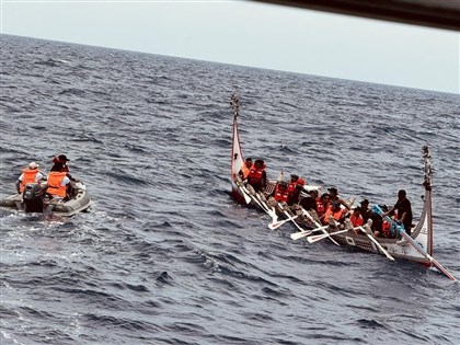 蘭嶼拼板舟重返海上古道逆風破浪 抵巴丹島獲「親人」熱烈歡迎