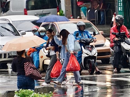鋒面及西南風來襲南部入夜防雨　26日雨區擴至西半部