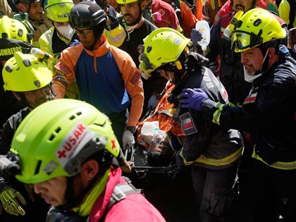 委內瑞拉強震夷平建築　警衛受困8天奇蹟獲救
