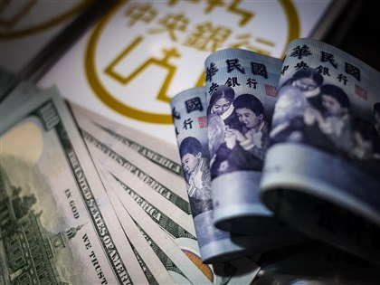 美元強漲央行阻貶　6月外匯存底失守6000億美元大關
