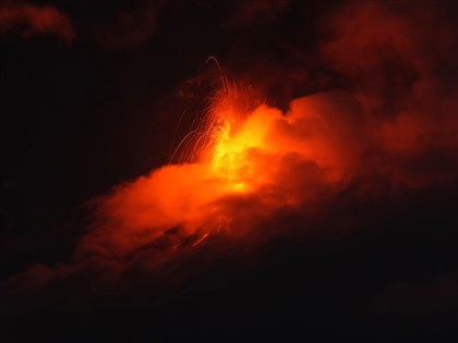 中美洲最活躍火山「火峰」爆發　瓜地馬拉發緊急警報撤離附近村民[影]