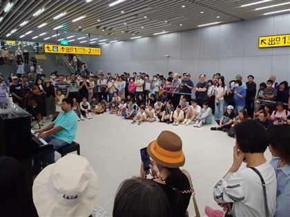 台鐵台南車站變「音樂廳」　公共鋼琴熱潮吸引大量人潮