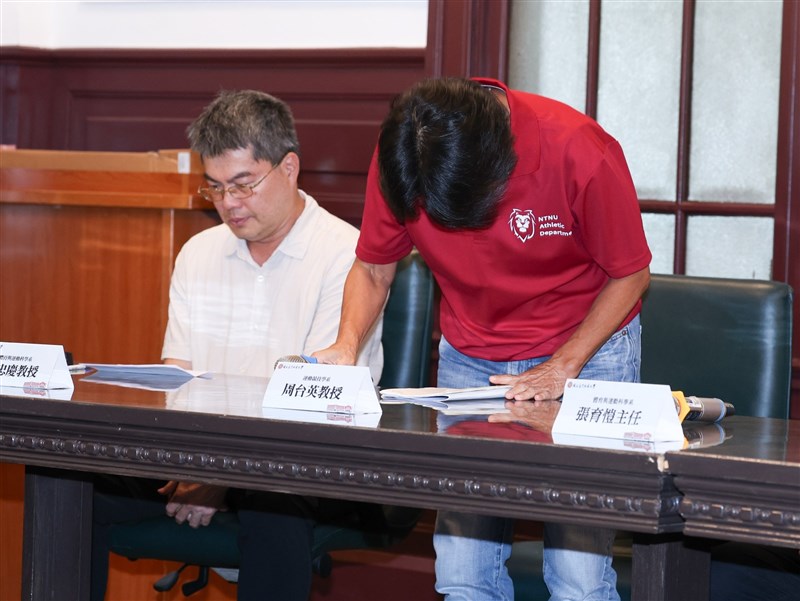 台師大女足抽血案　校長坦承失責致歉、周台英鞠躬：教練對不起你們