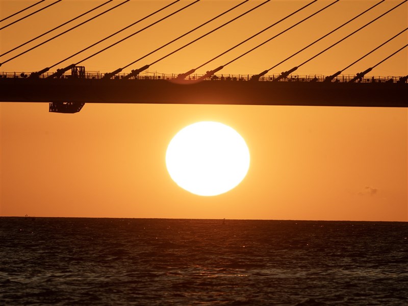 圖輯/淡江大橋合龍 落日景色美極了